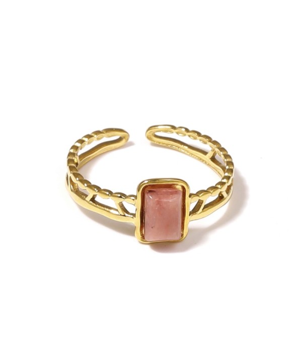 Anillo dorado con detalles calados y piedra rectangular 2
