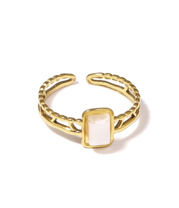 Anillo dorado con detalles calados y piedra rectangular