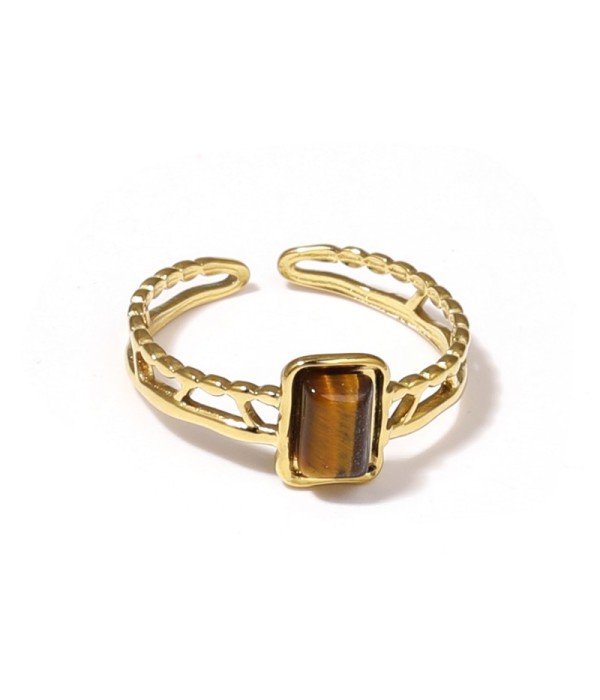 Anillo dorado con detalles calados y piedra rectangular