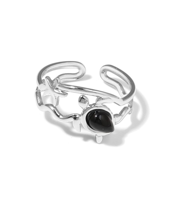 Anillo plateado con motivos marinos y piedra