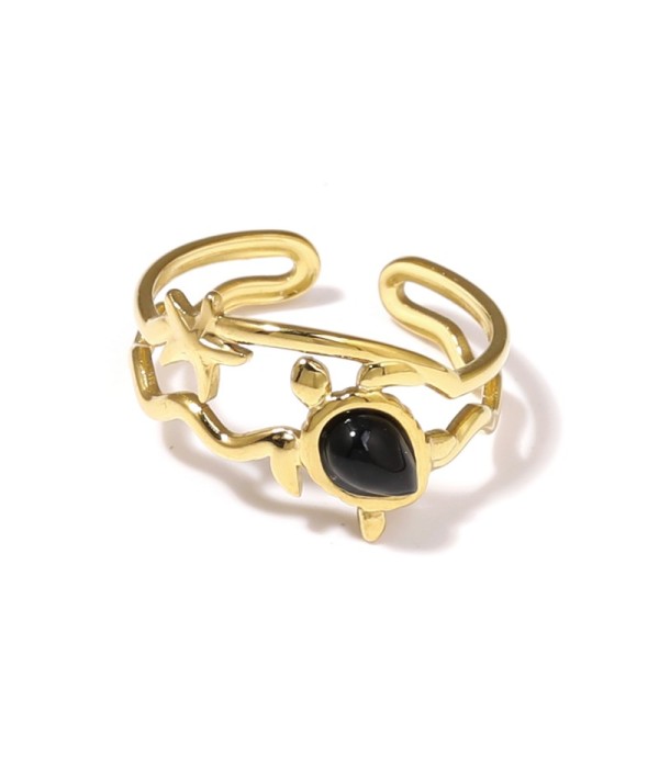 Anillo dorado con motivos marinos y piedra