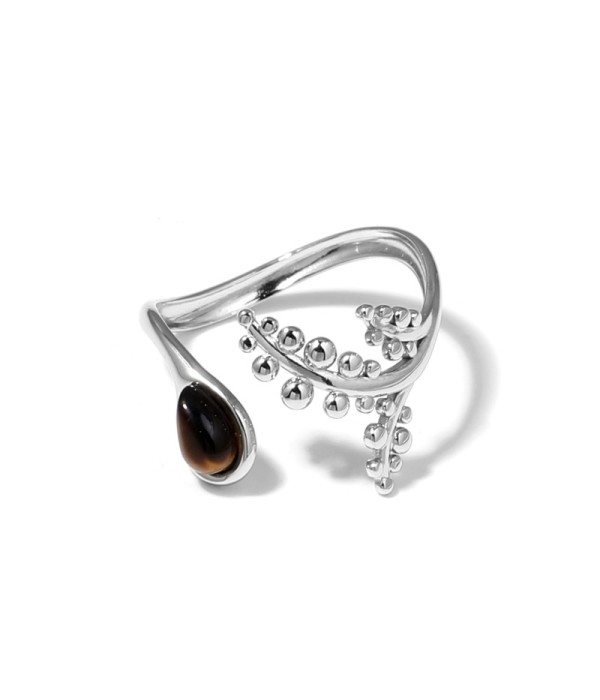 Anillo plateado con detalles botánicos y piedra