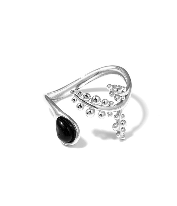 Anillo plateado con detalles botánicos y piedra