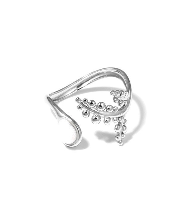 Anillo plateado con detalles botánicos y piedra