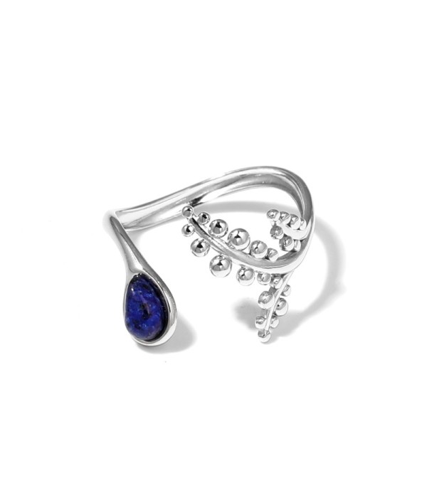 Anillo plateado con detalles botánicos y piedra