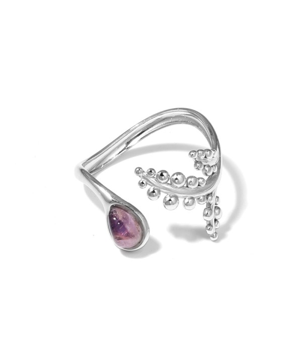 Anillo plateado con detalles botánicos y piedra