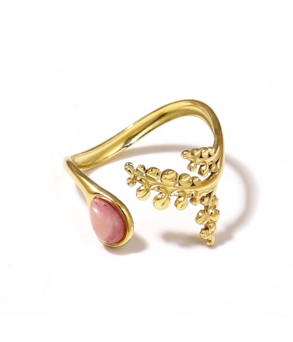Anillo dorado con detalles botánicos y piedra