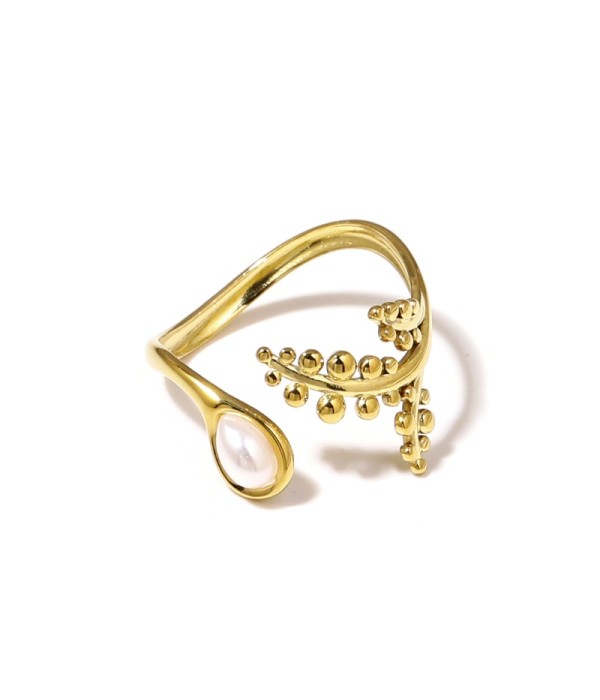 Anillo dorado con detalles botánicos y piedra