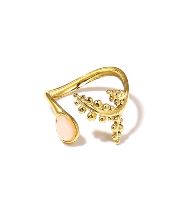 Anillo dorado con detalles botánicos y piedra