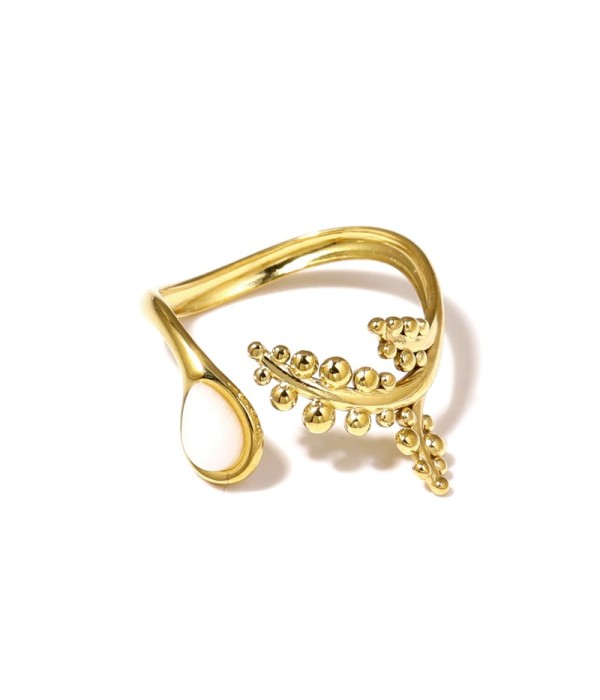 Anillo dorado con detalles botánicos y piedra