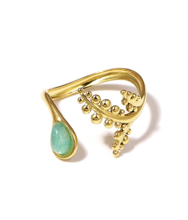 Anillo dorado con detalles botánicos y piedra