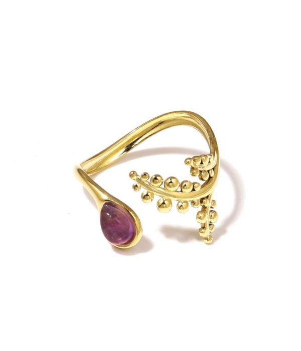 Anillo dorado con detalles botánicos y piedra
