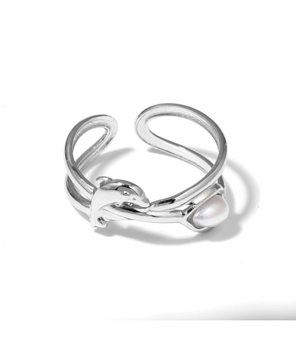 Anillo plateado con diseño de delfín y piedra