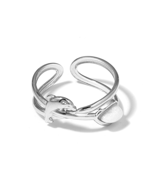 Anillo plateado con diseño de delfín y piedra