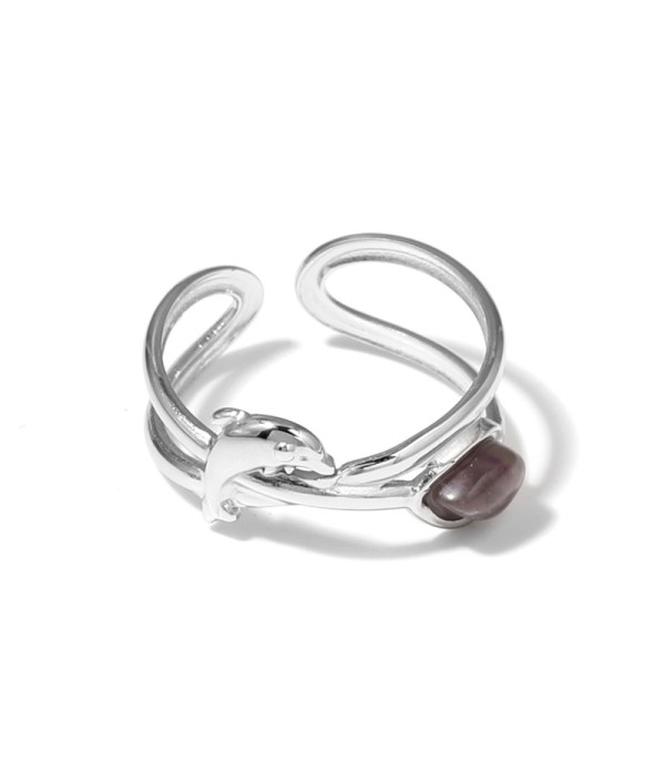 Anillo plateado con diseño de delfín y piedra