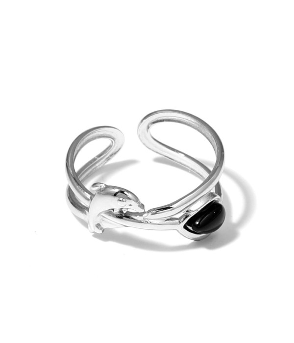 Anillo plateado con diseño de delfín y piedra