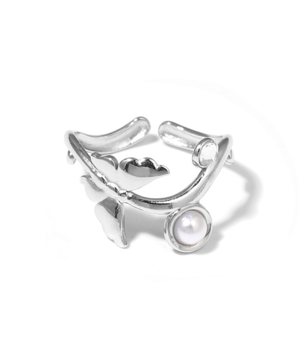 Anillo plateado con diseño de mariposa y piedra 2