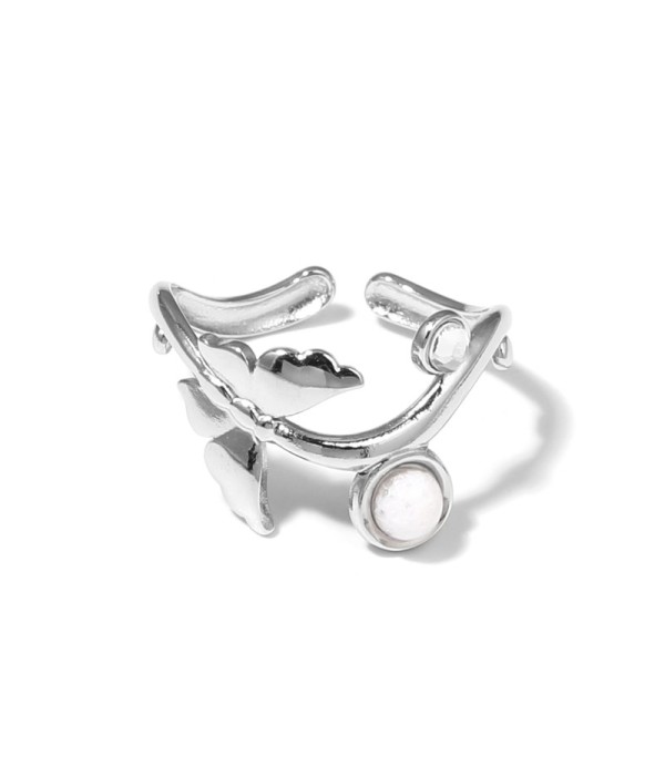 Anillo plateado con diseño de mariposa y piedra