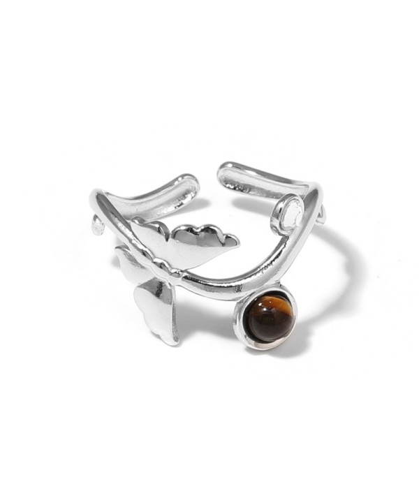Anillo plateado con diseño de mariposa y piedra