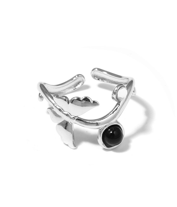 Anillo plateado con diseño de mariposa y piedra
