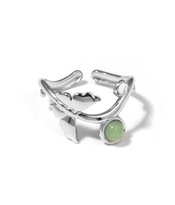 Anillo plateado con diseño de mariposa y piedra