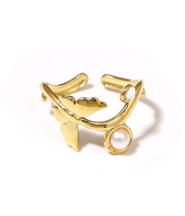 Anillo dorado con diseño de mariposa y piedra