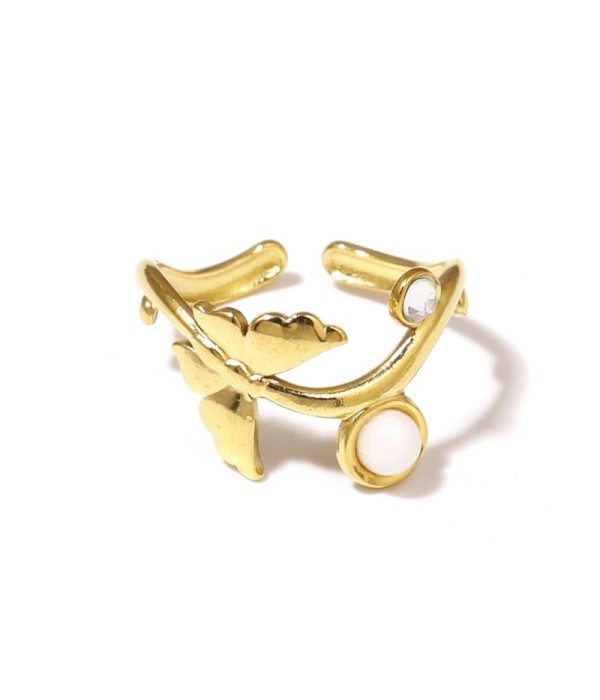 Anillo dorado con diseño de mariposa y piedra