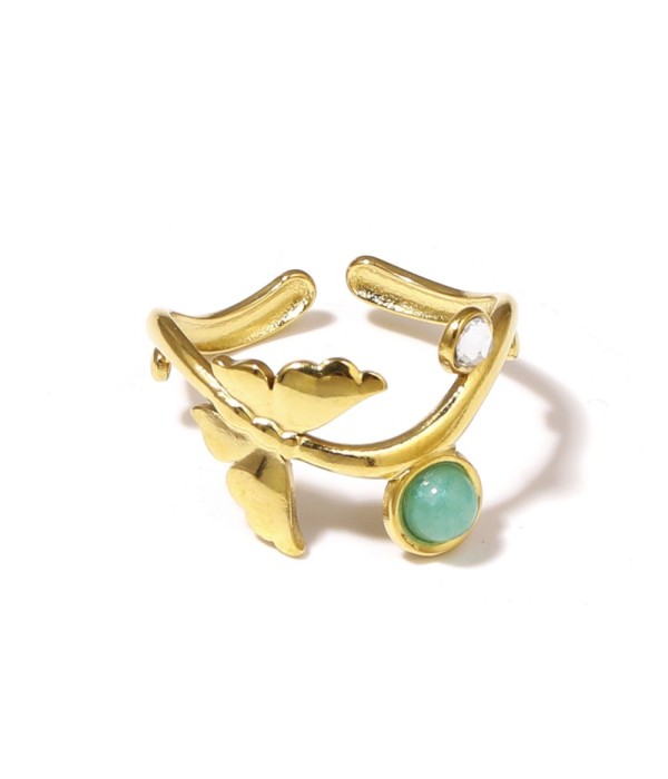 Anillo dorado con diseño de mariposa y piedra