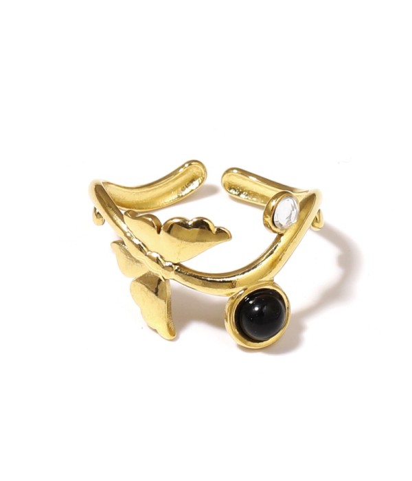 Anillo dorado con diseño de mariposa y piedra