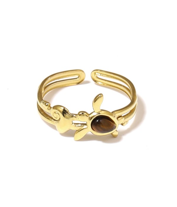 Anillo dorado con motivos marinos y piedra