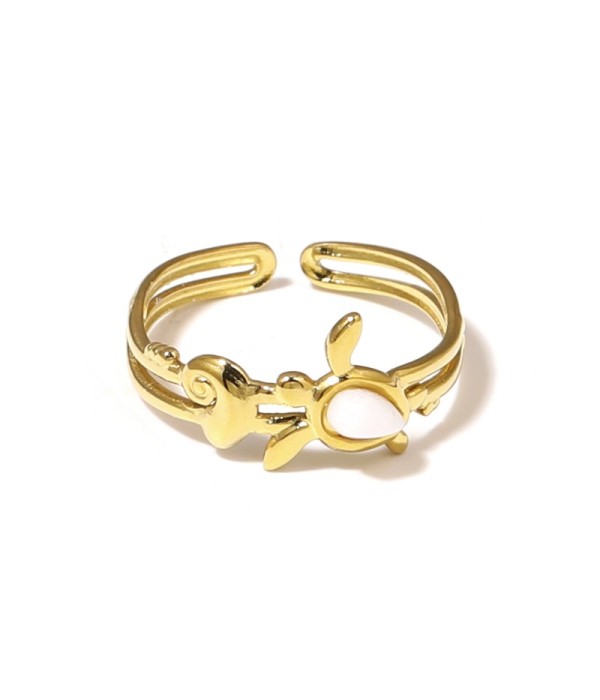 Anillo dorado con motivos marinos y piedra