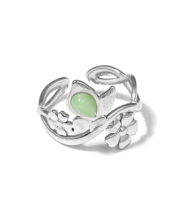 Anillo plateado con motivos flores y piedra