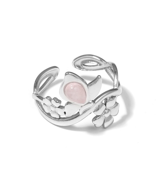 Anillo plateado con motivos flores y piedra