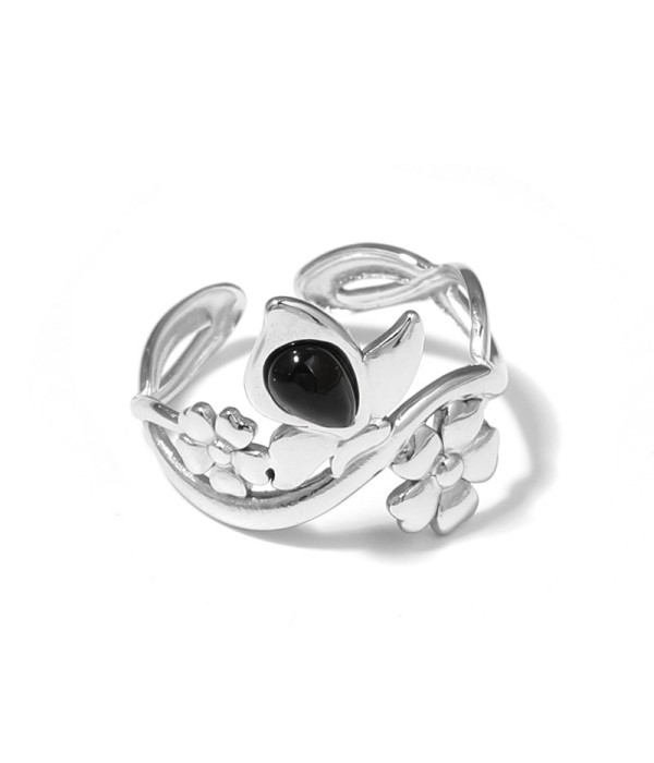 Anillo plateado con motivos flores y piedra