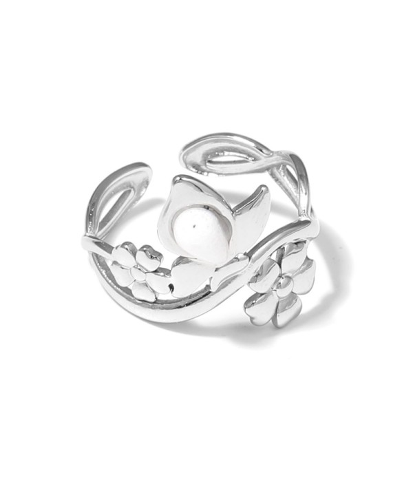 Anillo plateado con motivos flores y piedra