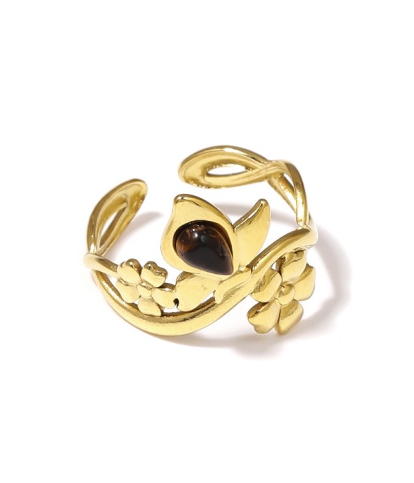 Anillo dorado con motivos flores y piedra