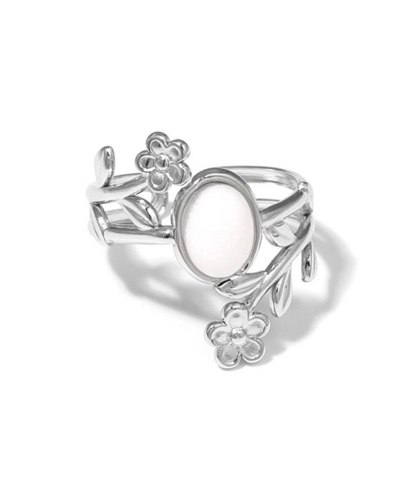 Anillo plateado con detalles botánicos y piedra