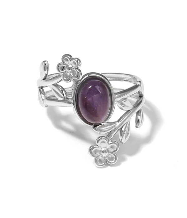 Anillo plateado con detalles botánicos y piedra