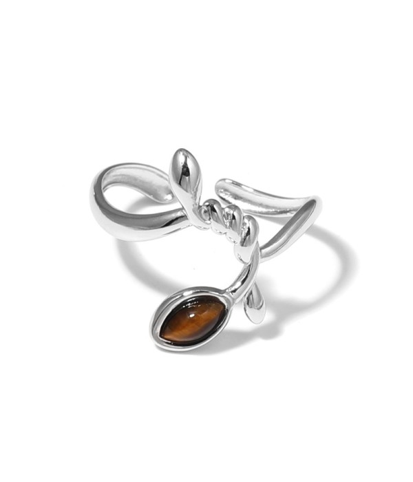 Anillo plateado con líneas entrelazadas y piedra