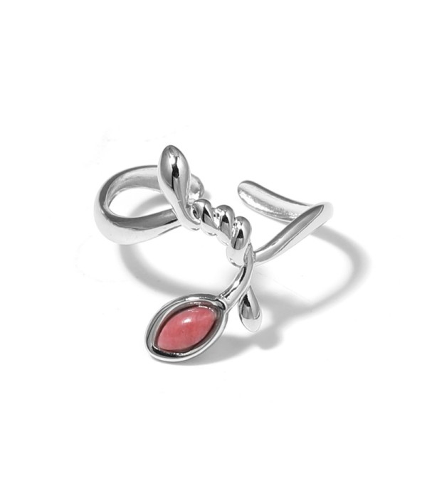 Anillo plateado con líneas entrelazadas y piedra