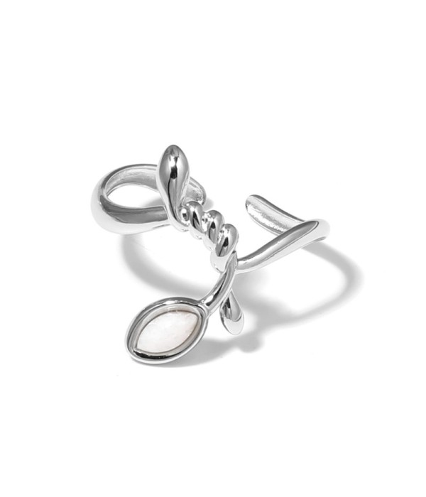 Anillo plateado con líneas entrelazadas y piedra