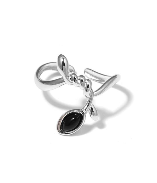 Anillo plateado con líneas entrelazadas y piedra