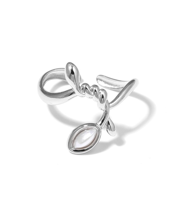 Anillo plateado con líneas entrelazadas y piedra
