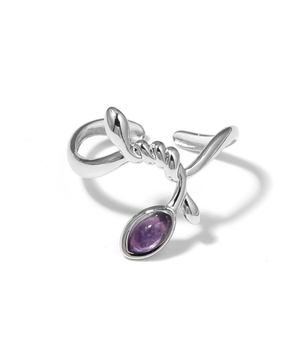 Anillo plateado con líneas entrelazadas y piedra