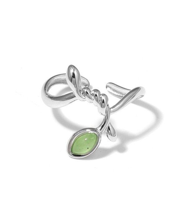 Anillo plateado con líneas entrelazadas y piedra