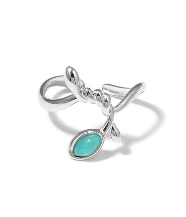 Anillo plateado con líneas entrelazadas y piedra
