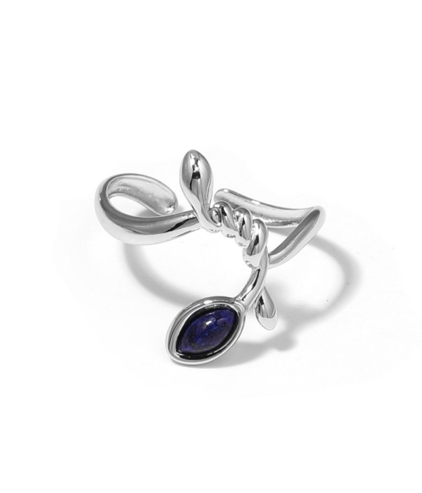 Anillo plateado con líneas entrelazadas y piedra