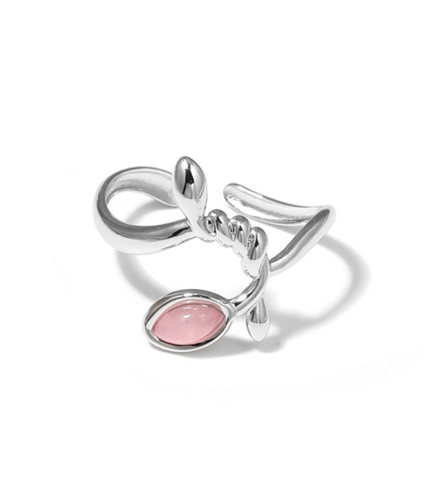 Anillo plateado con líneas entrelazadas y piedra