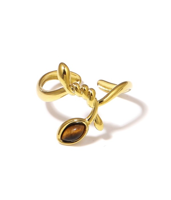 Anillo dorado con líneas entrelazadas y piedra