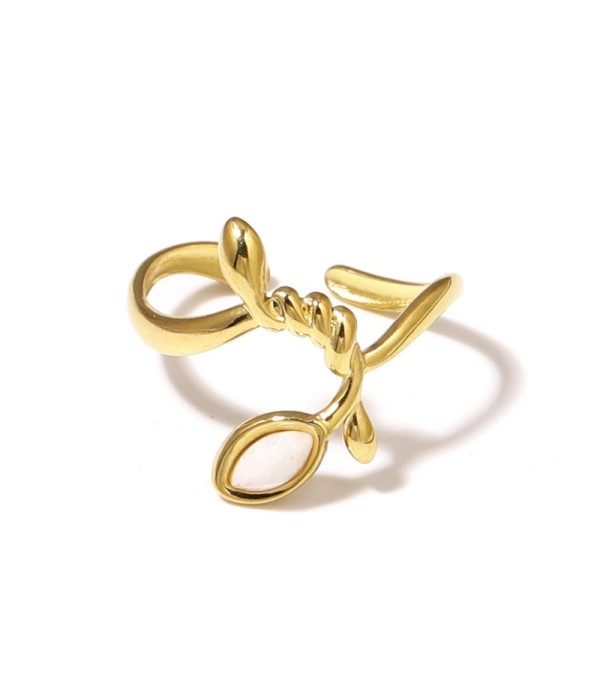 Anillo dorado con líneas entrelazadas y piedra